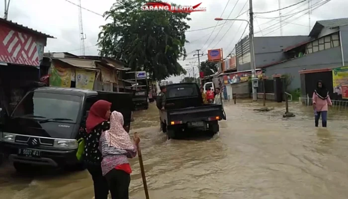 Momen Prabowo 'Nyemplung' Terjang Banjir di Babelan, Bekasi