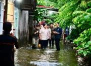 Momen Prabowo 'Nyemplung' Terjang Banjir di Babelan, Bekasi