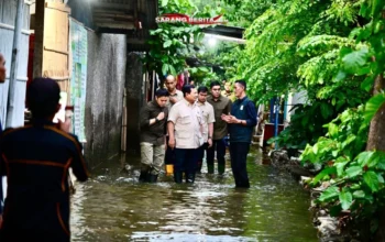 Momen Prabowo 'Nyemplung' Terjang Banjir di Babelan, Bekasi