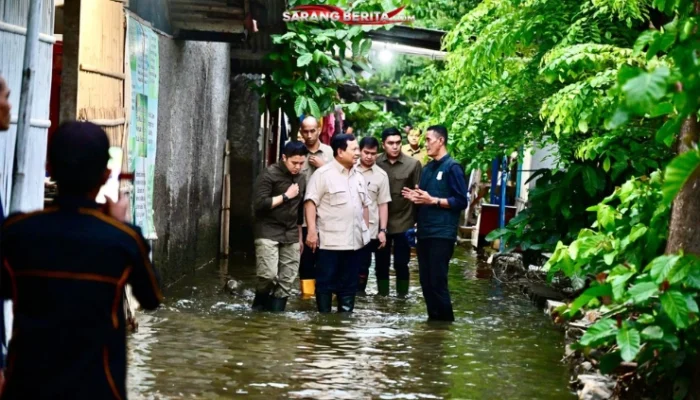 Momen Prabowo ‘Nyemplung’ Terjang Banjir di Babelan, Bekasi