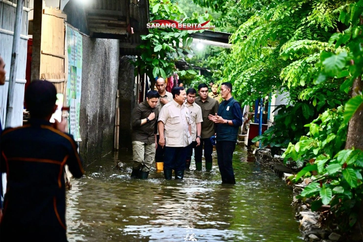 Momen Prabowo 'Nyemplung' Terjang Banjir di Babelan, Bekasi