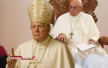 Trump Hebohkan Publik! Unggah Foto Bergaya Paus, Simak penjelasannya!